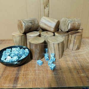 Ensemble de gobelets à dés en bois d'acacia de luxe avec deux dés en os, accessoire de jeu fait main au meilleur prix - Product Image 3