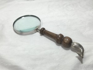 Loupe à main vintage avec manche en bois fait main, design poisson argenté, décoration de bureau, cadeau de luxe - Product Image 1