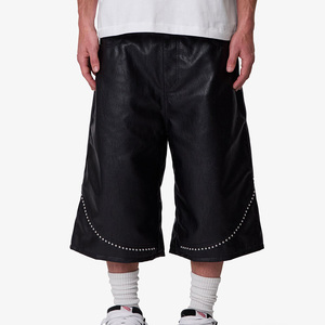 Shorts en similicuir personnalisés, style baggy, avec détails cloutés et taille élastiquée - Product Image 5