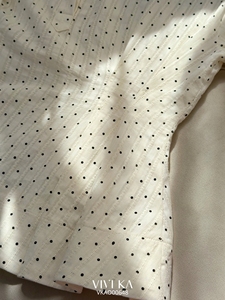 เสื้อผู้หญิงผ้าไหม/ผ้าฝ้ายลายจุด คอจีน แขนยาว ติดกระดุม ทอแบบลำลอง ใส่ทำงานได้ ทรงปกติ สีธรรมชาติ IRENE - Product Image 6
