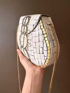 Pochette en coquille tissée blanche avec chaîne dorée, forme personnalisée - Product Image 6