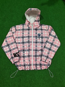 Fabricante de Chaquetas de Nailon con Cremallera de Diseño, Chaqueta Cortavientos de Nailon con Estampado Completo a Cuadros, de Alta Calidad y Personalizada para Exteriores - Product Image 2