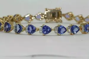 Pulsera de tenis Tishya con moissanita azul de corte trillón, chapada en oro amarillo de 925 sobre plata de ley, 19 g, joyería de lujo para mujer - Product Image 5