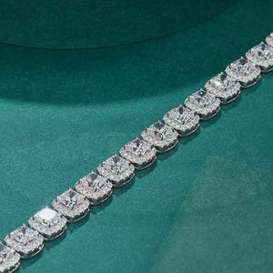 กำไลข้อมือ AMBER JEWELS รุ่นคลาสสิก ทองคำแท้ 18k ประดับพลอยธรรมชาติทรงเหลี่ยมมรกต รับรองโดย IGI เหมาะสำหรับทั้งชายและหญิง ใช้เป็นเครื่องประดับงานแต่งงาน รุ่น P-572 - Product Image 4