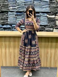 Conjunto de Vestido Anarkali de Algodón Puro Premium con Pantalón y Dupatta, con Trabajo Artesanal, Compre Directamente del Proveedor Indio a Precio de Mayoreo - Product Image 3