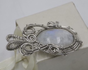 Colgante de Piedra Lunar Arcoíris con Alambre de Cobre, Tamaño Libre, Gema Natural, Joyería Hecha a Mano - Product Image 2