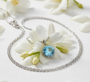 Colgante solitario de plata 925 con topacio azul, collar clásico para mujer para uso diario. - Product Image 1