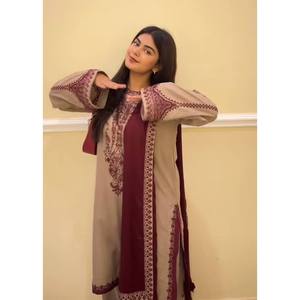 Ensemble de vêtements de fête pour femmes de créateur haut-bas et Dupatta avec broderie élégante - Product Image 4