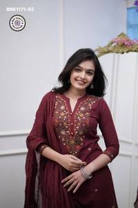 Nouveauté : Ensemble Kurti-Pant et Dupatta en rayonne slub de haute qualité avec broderies, fournisseur de Surat, exportateur de mode féminine. - Product Image 6