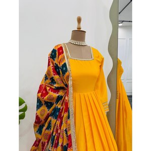 Robe et jupe trapèze faites à la main, magnifiques, avec dupatta, taille empire, en tissu mousseline, pour soirée - Product Image 1