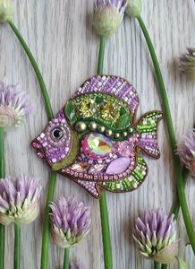 Broche Bordado a Mano de Diseño MD HANDICRAFTS con Cuentas de Vidrio Brillantes y Lentejuelas, Regalo de Boda Unisex - Product Image 5