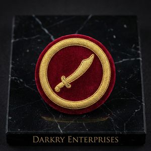 Écussons brodés sur mesure en fil de soie, faits à la main, en forme de sabre scimitar doré, emblèmes cérémoniels et héraldiques - Product Image 1