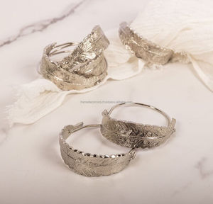 Anneau de serviette bon marché en aluminium nickelé avec plumes en relief Accessoires de décoration Anneau de serviette en or royal - Product Image 1