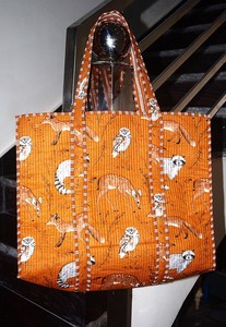 Bolsa de Mano Personalizada para Mujer, Forro de Algodón Acolchado con Estampado de Bloques, Opciones de Venta al Por Mayor, Lavable, Organizador para Viajes y Compras, Varios Tamaños - Product Image 2