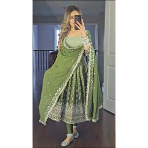Robe Anarkali de créateur avec dupatta pour les fêtes et les tenues de soirée - Product Image 2