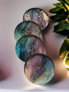 Magnifiques sous-verres en résine avec de véritables paillettes d'or incrustées dans une finition transparente, parfaits pour ajouter une touche de glamour à toute mise en place de table. - Product Image 5