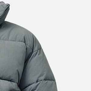 Chaqueta acolchada hecha a medida que combina la funcionalidad de la moda con la artesanía de calidad de exportación y cremallera de poliéster de primera calidad. - Product Image 3