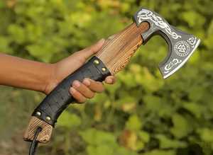 Hache viking avec manche en bois de frêne, lame en acier carbone faite à la main, pour le camping en plein air, la chasse, haches nordiques, avec revêtement en cuir noir - Product Image 2