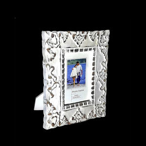 Cadre photo élégant en bois massif pour présentation sur table et décoration intérieure - Product Image 1