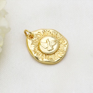 Pendentif en argent sterling 925 plaqué or jaune avec motif oiseau et soleil en relief, bijoux Memoria, vente en gros - Product Image 4