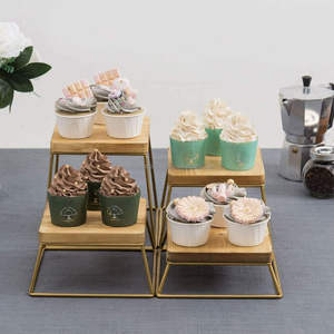 Support à gâteau en bois et métal avec finition dorée - Product Image 1