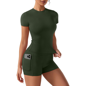 Conjunto Deportivo de 2 Piezas para Mujer, Color Verde Oliva, Top de Manga Corta con Cuello Redondo y Bolsillo, Pantalones Cortos de Punto Transpirables para Primavera/Verano - Product Image 1