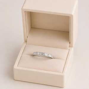 Bague de fiançailles en or massif 10K 14K 18K avec diamant de laboratoire taille baguette brillant de 0,65 carat certifié IGI, pureté E VVS - Product Image 2