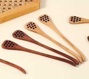 Bâtonnet à miel en bois fait main gravé avec un nom, distributeur de miel en bois naturel, ustensile de cuisine - Product Image 1