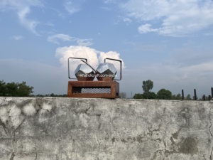 บัวรดน้ำเหล็กทรงหกเหลี่ยม ทนสนิม แข็งแรง ทนทาน ความจุ 1.3 ลิตร สีเงินขัดเงา ดีไซน์ปรับแต่งได้ สำหรับบ้านและสวน - Product Image 3