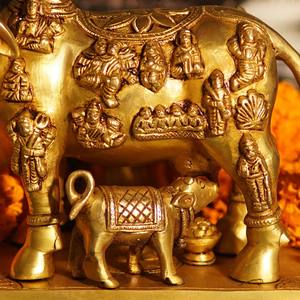 Figura Religiosa de Mesa Hecha a Mano en Latón Kamdhenu Estilo Art Deco para Bodas y Aniversarios - Product Image 2