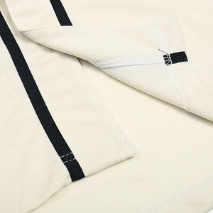 Maillots de baseball en polyester de qualité supérieure avec systèmes avancés de gestion de l'humidité, canaux d'aération stratégiques pour un refroidissement efficace - Product Image 5