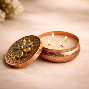 Bougie parfumée en métal avec couvercle, finition martelée élégante, plusieurs mèches, lueur chaude pour une décoration intérieure relaxante et des cadeaux. - Product Image 1
