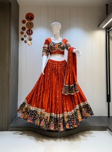 Conjunto de ropa étnica premium de algodón romano Chaniya Choli con dupatta de trabajo vintage elaborado para Navratri y bodas, para mujer. - Product Image 2