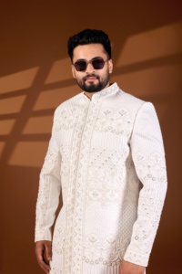 Elegancia Monocromática, Sherwani Color Marfil con Toque Divino, Borde Floral Festoneado, Rejilla de Diamantes, Abrigo con Cuentas 3D - Product Image 4