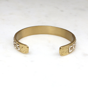 Brazalete de Latón Hecho a Mano - Joyería Religiosa Grabada con la Frase 'Gran es tu fidelidad' - Regalo Cristiano Inspirador para Ella o Él - Product Image 2