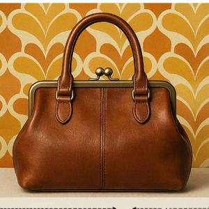 Esta bolsa de hombro estilo hobo en azul claro es la Calypso Shoulder Bag de la marca pakistaní Zoe bags. - Product Image 2