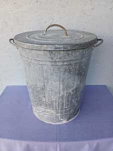 <b>Large</b> galvanized steel waste <b>bin</b> in a rustic, industrial style, with a lid, decorative. - Product Image 1