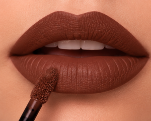 FLYY Rouge à Lèvres Liquide Mat Opulent Glamour Longue Tenue Hydratant aux Herbes et Vitamine E Format Voyage Luxe Marron Chocolat - Product Image 2