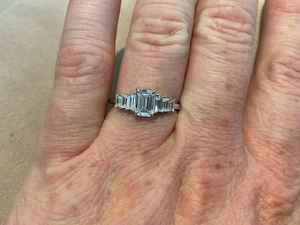 Anillo de moissanita con corte esmeralda y siete piedras únicas para mujer, plata 925 original con baño de oro, ideal como regalo de promesa nupcial. - Product Image 5