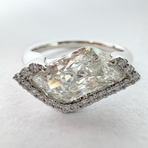 Anillo de Oro Blanco de 10K con Diamante Cultivado en Laboratorio de 1.88CTW, Corte Geométrico en Forma de Rombo, Certificado IGI, Banda Halo con Corte Elegante - Product Image 4