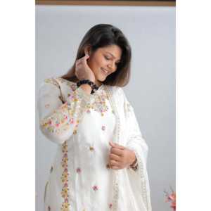 Hermosa y Elegante Blusa de Gasa para Mujer con Manga Tres Cuartos, Sarara y Dupatta Elegante para Fiestas - Product Image 4