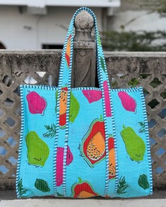 Sac à bandoulière matelassé en coton imprimé de luxe pour femmes, avec texture douce et élégante sangle à chaîne - Product Image 5