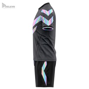 Tenue de football OEM entièrement sublimée 100 % polyester à séchage rapide, col ras du cou, uniforme de football réfléchissant à chevron prismatique, short gris foncé - Product Image 3