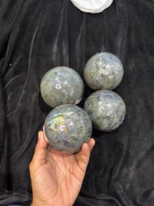 Esfera de labradorita de alta calidad, bola de cristal, venta al por mayor, piedra natural, piedra preciosa curativa, esfera de piedra completamente llamativa para energía reiki - Product Image 1