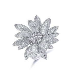 Bague florale en moissanite, bague scintillante en forme de fleur, bijoux élégants pour femmes, cadeau de mariage ou de cocktail - Product Image 1
