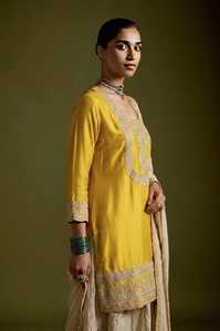 Magnífico Conjunto Sharara con Bordado de Seda Chinon Pesada y Lentejuelas, Top de Seda Chinon, Sharara, Palazzo y Dupatta para Fiesta - Product Image 1
