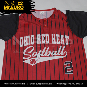 Maillot de softball personnalisé à sublimation, 2 boutons, 100 % polyester, antibactérien, col en V, coupe ample, unisexe, rouge et noir à fines rayures - Product Image 5