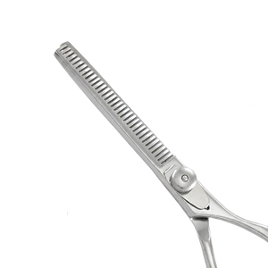 Ciseaux professionnels pour la retouche des cheveux, en acier inoxydable, 30 dents, pointe arrondie, manche moyen, pour droitiers, usage en salon, fabriqué au Pakistan - Product Image 6