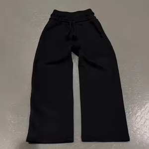 Pantalon de survêtement noir surdimensionné pour homme, coupe évasée, jambe large, style baggy, double taille, en polyester imperméable, effet empilé - Product Image 1