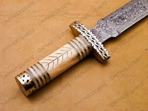 Couteau de chasse artisanal en acier Damas, OEM, pour l'extérieur, outil de coupe utilitaire, pointe tombante, bord dentelé, manche en os sculpté, en acier - Product Image 4